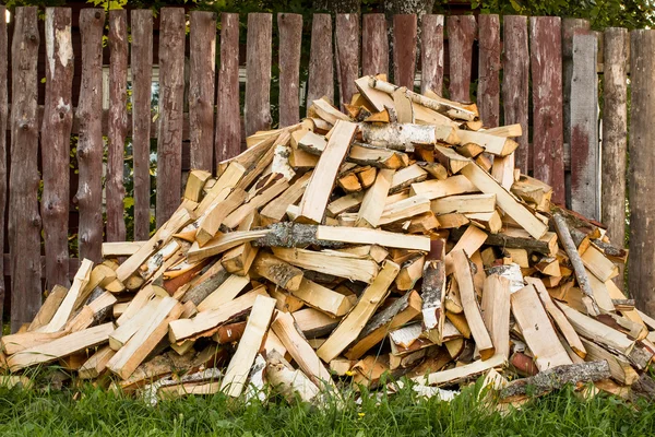 Hromada sekaného dřeva na podpal — Stock fotografie