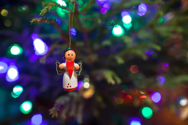 クリスマス ツリーに掛かっている手に赤の心でクリスマス グッズの天使 — ストック写真