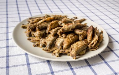 Çıtır çıtır kızarmış balık ile plaka geçerli