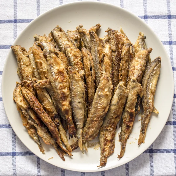 Placa con pescado crujiente frito está sobre la mesa —  Fotos de Stock