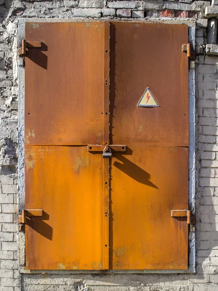 Alte rostige Metalltür zum Umspannwerk mit einem "vorsichtig elektrischen" — Stockfoto