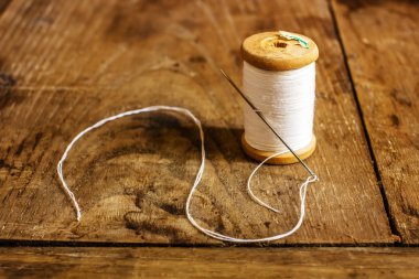 bobin ile beyaz iplik ve iğne sıkışmış