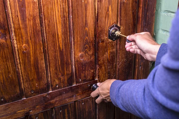 L'homme ouvre une vieille porte en bois — Photo