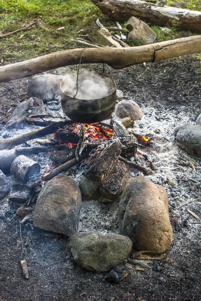 Cuisiner dans une randonnée dans le chaudron suspendu au-dessus du feu — Photo