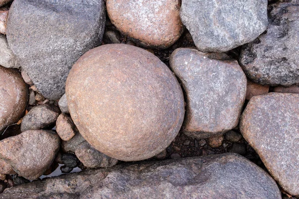 Pedras de vários tamanhos na costa. Contexto. Vista superior. — Fotografia de Stock