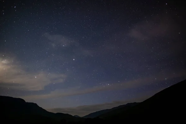 Güzel gece manzarası. Yıldızlı gökyüzü ve dağların silueti. Vahşi yaşam. — Stok fotoğraf