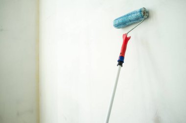 Duvar süngerle boyanmaya hazır. Ev tadilatı. Boşluğu kopyala.