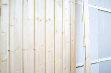 Tahta çatallar ve alçıtaşı duvarlarla bitirme işlemi. Ev onarımı.