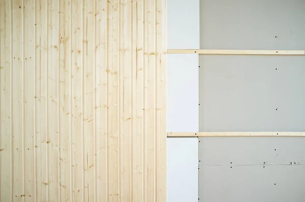 Parte da parede é feita de novas ripas de madeira, o outro é feito de gesso. Processo de trabalho. Reparação de casas. Espaço para cópia. Contexto. — Fotografia de Stock