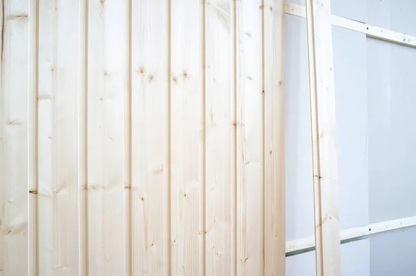 Процесс отделки деревянными досками, стенами гипсокартона. Ремонт дома. — стоковое фото