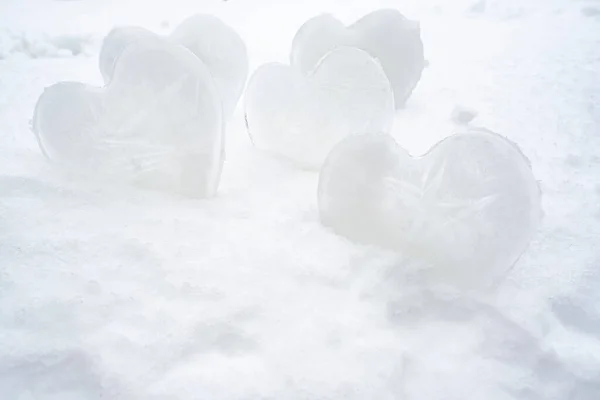 Many hearts - a symbol of love, made of ice, stand in a snowdrift. Valentines Day. Romantic concept. — Stok fotoğraf