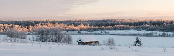 Wonderful village landscape. Beautiful view from a hill to the bathhouse, a large frozen lake, a snow-covered forest and the sky. — стоковое фото