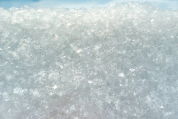 雪は太陽の下で、ふわふわの雪の上で、霜の多い冬の日に輝きます。コピースペース。要旨の背景. — ストック写真