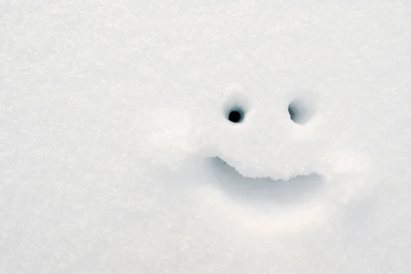 Smiley målade på snön en vinterdag. Uppfattat utrymme. Ovanifrån. — Stockfoto
