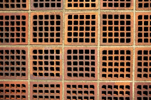 Mur en brique rouge avec trous carrés. Espace de copie. Contexte abstrait. — Photo