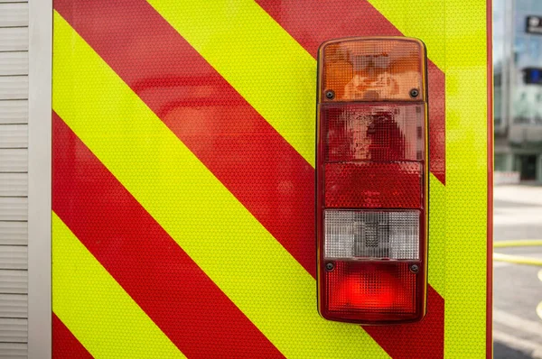 Close-up caminhão de bombeiros, com luzes vermelhas para uma condução segura, ao ar livre. — Fotografia de Stock