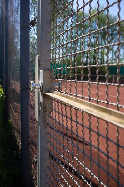 La entrada al campo de deportes está vallada con una cerca de alambre soldado y una puerta, encendido. Concepto de un estilo de vida saludable y activo. — Foto de Stock