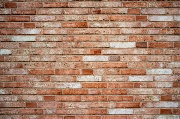 Muro di mattoni rossi vintage che ha cambiato colore nel tempo. Sfondo strutturato. Copia spazio. — Foto Stock