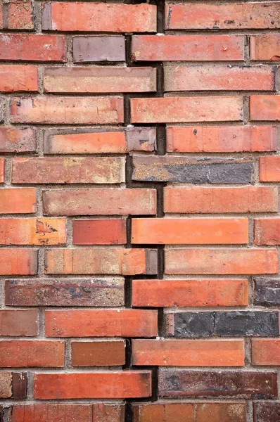 Pared de ladrillo vintage con una grieta. Fondo texturizado. Copiar espacio. — Foto de Stock