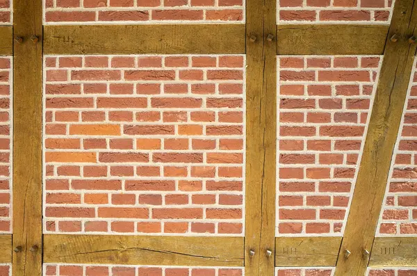 ファックワーク。赤レンガと木製の梁で作られた美しい壁。要旨の背景. — ストック写真