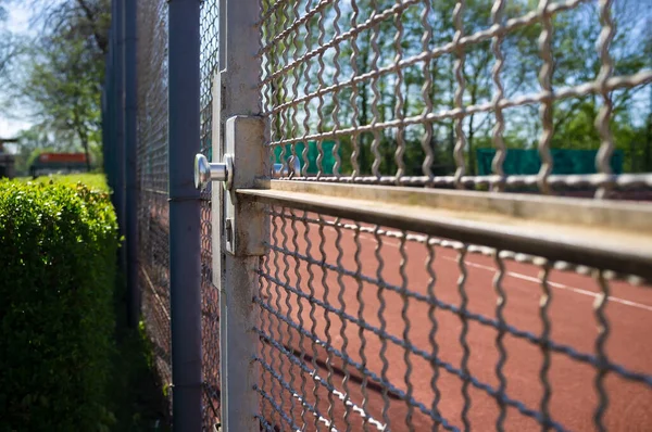 La entrada al campo de deportes está vallada con una cerca de alambre soldado y una puerta, encendido. Concepto de un estilo de vida saludable y activo. — Foto de Stock