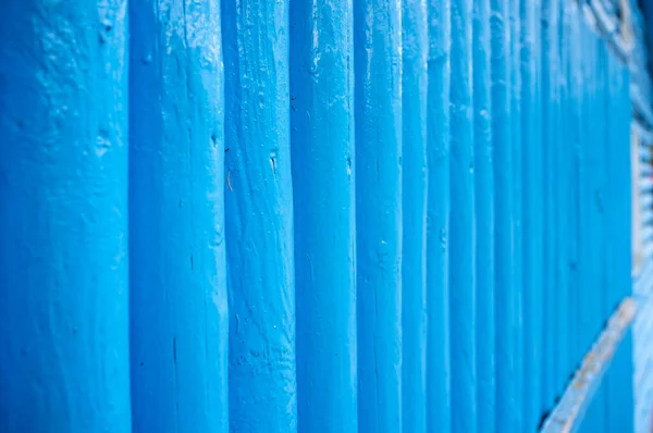 Vertical log wall in blue, outdoors. Wooden building. — Stock Photo, Image
