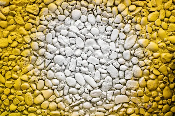 Parede Pequenas Pedras Pintadas Amarelo Com Uma Mancha Branca Centro — Fotografia de Stock
