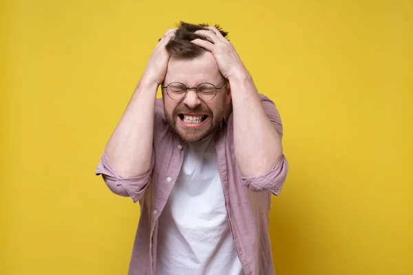 Joven Está Irritado Está Rasgando Pelo Cabeza Con Estrés Mostrando — Foto de Stock