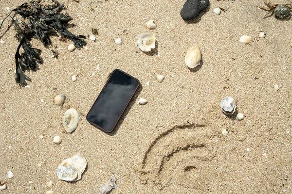 Einem Sonnigen Sommertag Wird Ein Schild Neben Einem Smartphone Den — Stockfoto