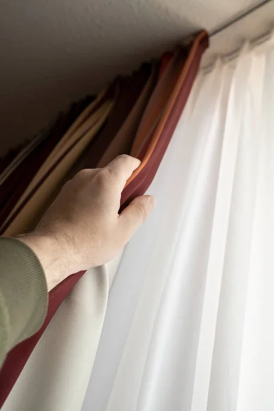 Mano Masculina Cierra Las Cortinas Apagón Ventana Primer Plano Vista — Foto de Stock