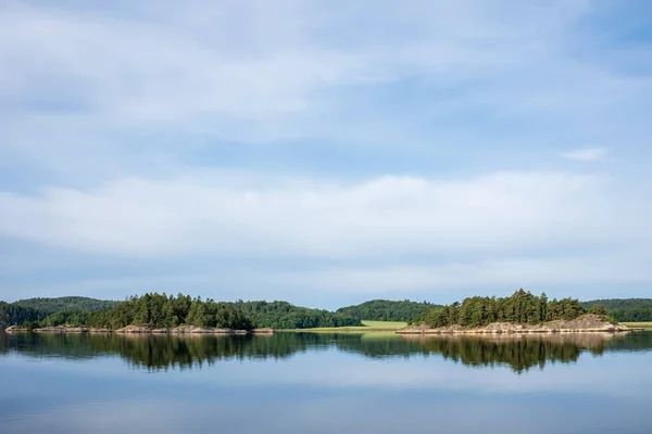 Schöne Meereslandschaft Ruhiges Meer Felsiges Ufer Und Himmel Einem Sommertag — Stockfoto