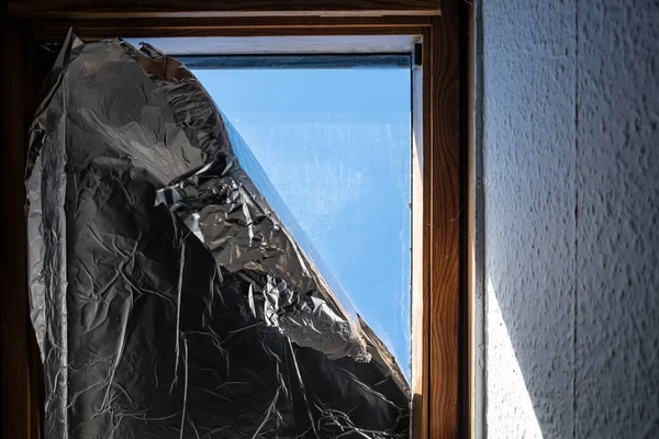 Вікно Покрите Фольгою Щоб Запобігти Потраплянню Сонячного Світла Будинок Під — стокове фото