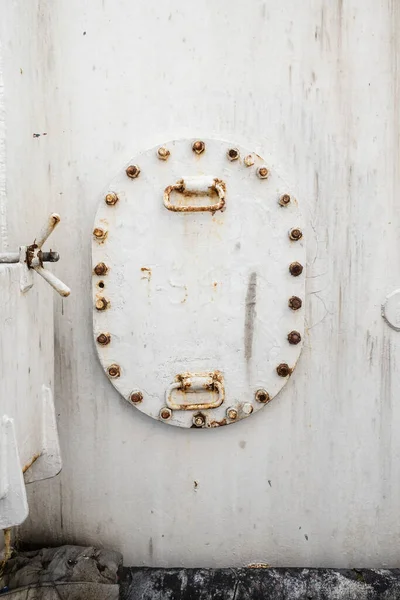 Bir Geminin Güvertesinde Perçin Pas Kilidi Olan Eski Demir Bir — Stok fotoğraf