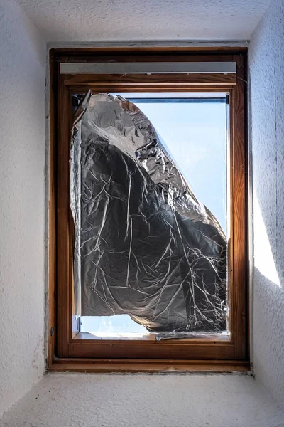 Вікно Покрите Фольгою Щоб Запобігти Потраплянню Сонячного Світла Будинок Під — стокове фото