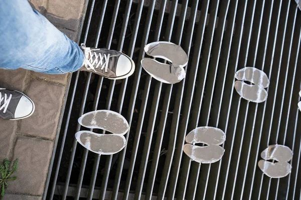 Man Legs Mesh Bridge Metal Footprints Walkway Petting Zoo Separate — Stock Photo, Image