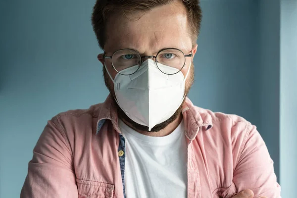 Närbild Seriös Man Glasögon Och Medicinsk Mask Står Med Armarna — Stockfoto