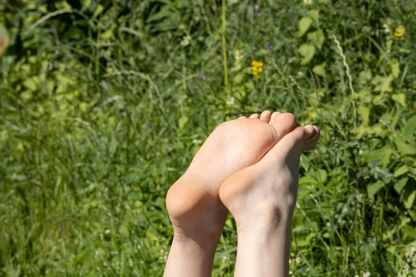 Barefoot Female Feet Bask Sun Hot Summer Day Backdrop Greenery — Stock Photo, Image