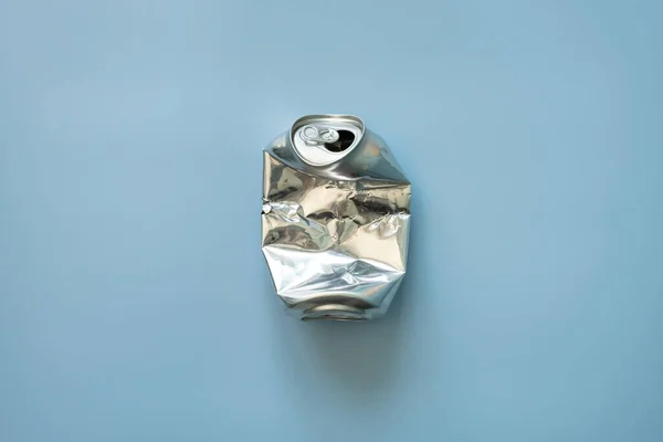 Aluminio Arrugado Lata Refresco Cerveza Vacía Sobre Fondo Azul Vista — Foto de Stock