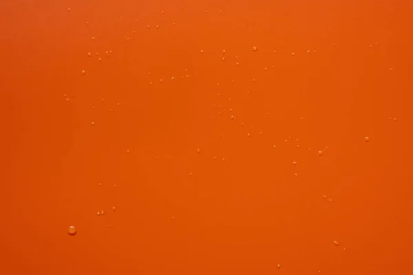 Czerwone Tło Ledwo Zauważalnymi Kroplami Rozpryskanej Wody Powierzchni Odbiór Widok — Zdjęcie stockowe