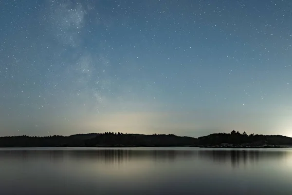 Magnífico Paisaje Nocturno Mar Tranquilo Costa Cielo Estrellado Con Vía —  Fotos de Stock