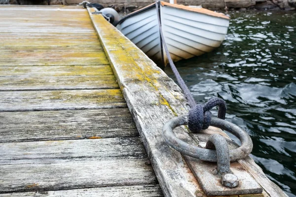Demir Bağlama Halkası Eski Bir Ahşap Iskelede Bir Yelkenli Halkası — Stok fotoğraf