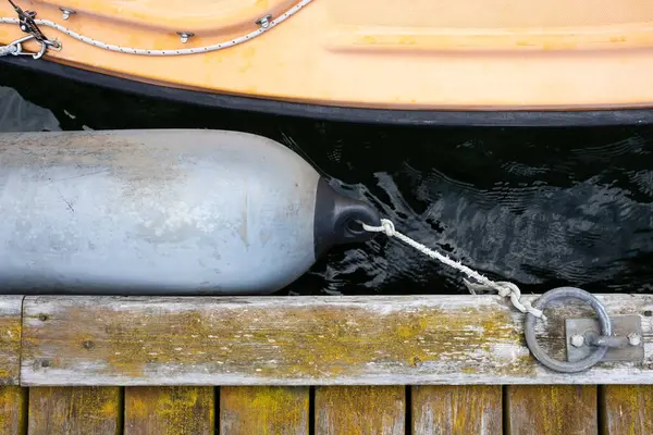Eski Yıpranmış Bir Iskelede Metal Bir Halatla Bağlanmış Bir Çamurluk — Stok fotoğraf