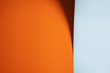 Gölgeli kırmızı-gri arka plan. Dikey renkli, iki çizgili, biri daha geniş, diğeri daha ince. Uzayı kopyala Üst Manzara. Yakın plan..