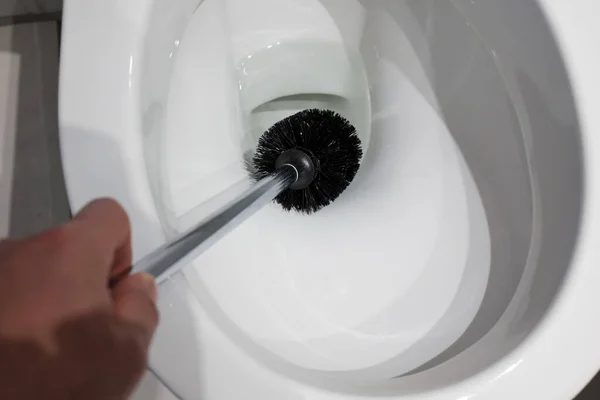 Hand Reinigt Een Witte Toiletpot Met Een Borstel Badkamer Huishoudelijke — Stockfoto