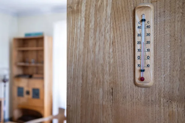 Quecksilberthermometer Zur Bestimmung Der Raumtemperatur Das Einer Holzwand Vor Dem — Stockfoto