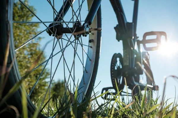 Närbild Detalj Cykel Parkerad Äng Mot Bakgrund Solen Och Blå — Stockfoto