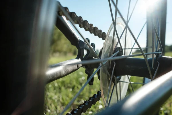 Närbild Detalj Cykel Parkerad Äng Mot Bakgrund Solen Och Blå — Stockfoto