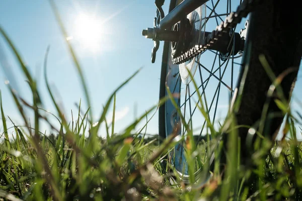 Närbild Detalj Cykel Parkerad Äng Mot Bakgrund Solen Och Blå — Stockfoto