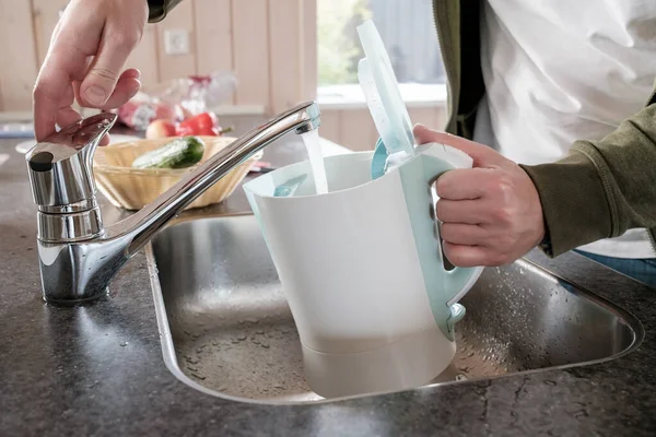 Wasserkocher Der Spüle Aus Dem Wasserhahn Der Küche — Stockfoto