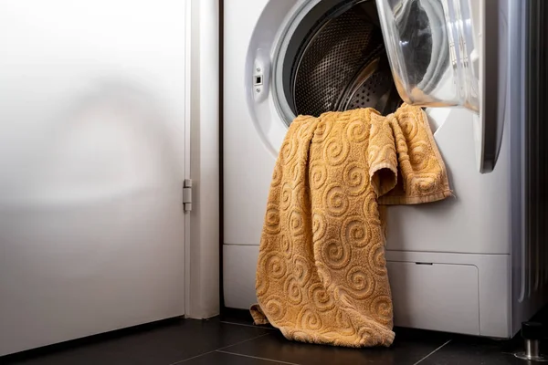 Tvätt Hälften Dras Trumman Öppen Tvättmaskin Badrummet — Stockfoto